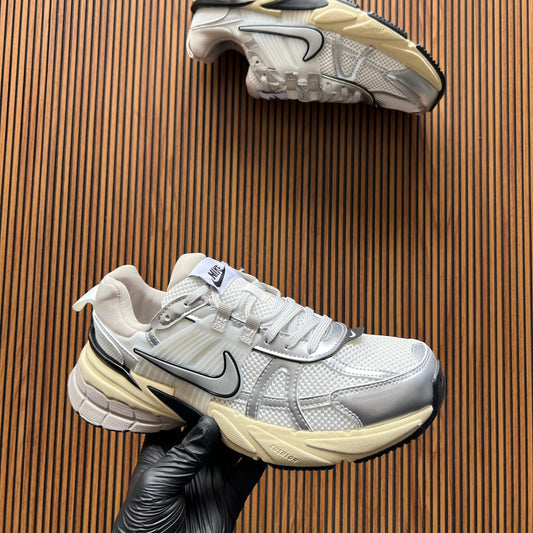 NIKE V2K RUN